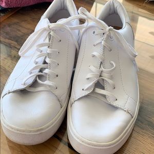 Tom’s white leather sneaker 9.5